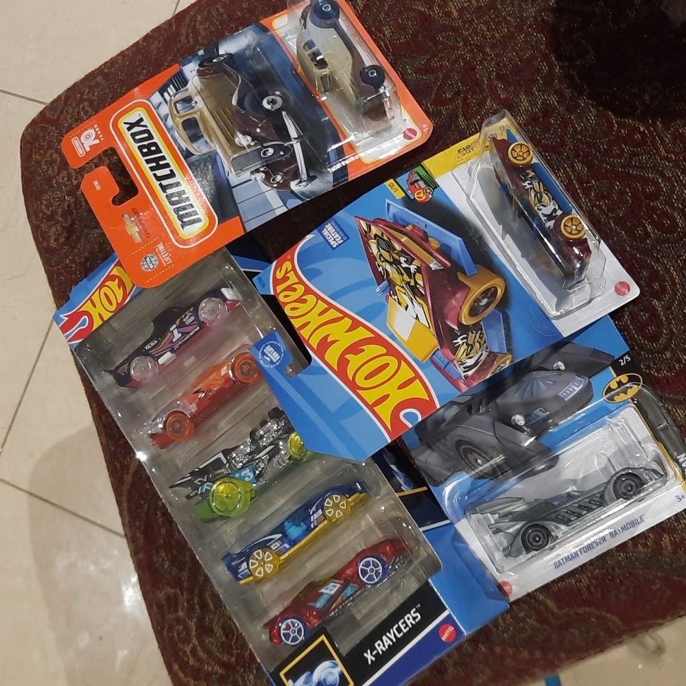 NWT AUTHENTIC GENUINE LARGE LOT OF 8 HOT WHEELS & MATCHBOX CAR 🚗 BIRTHDAY 🎂 🥳